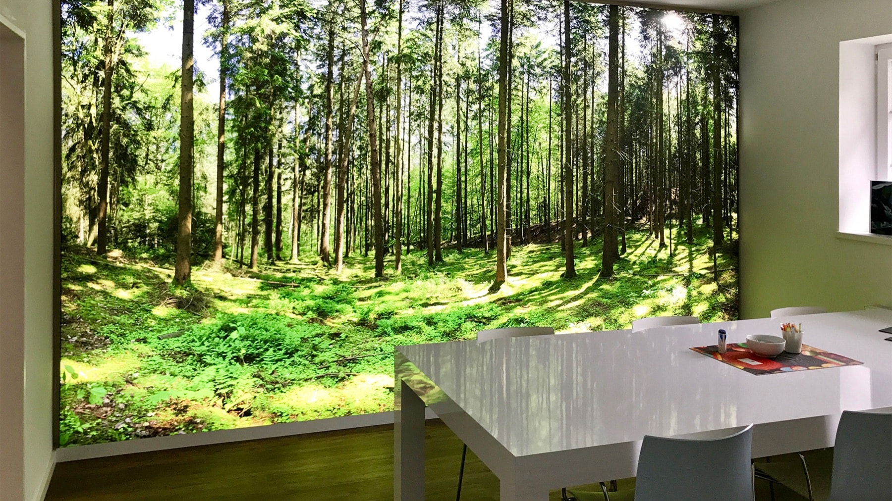 Leuchtwand mit Waldmotiv im Esszimmer